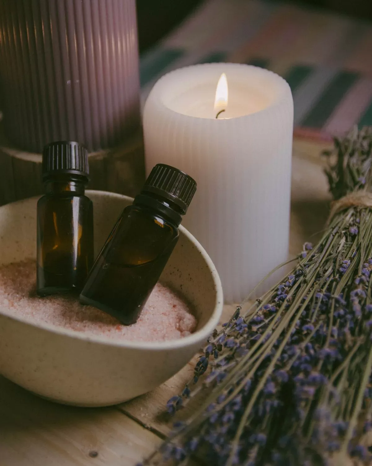 Oli essenziali, candela e lavanda per un rituale beauty