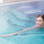 donna che nuota in una piscina termale